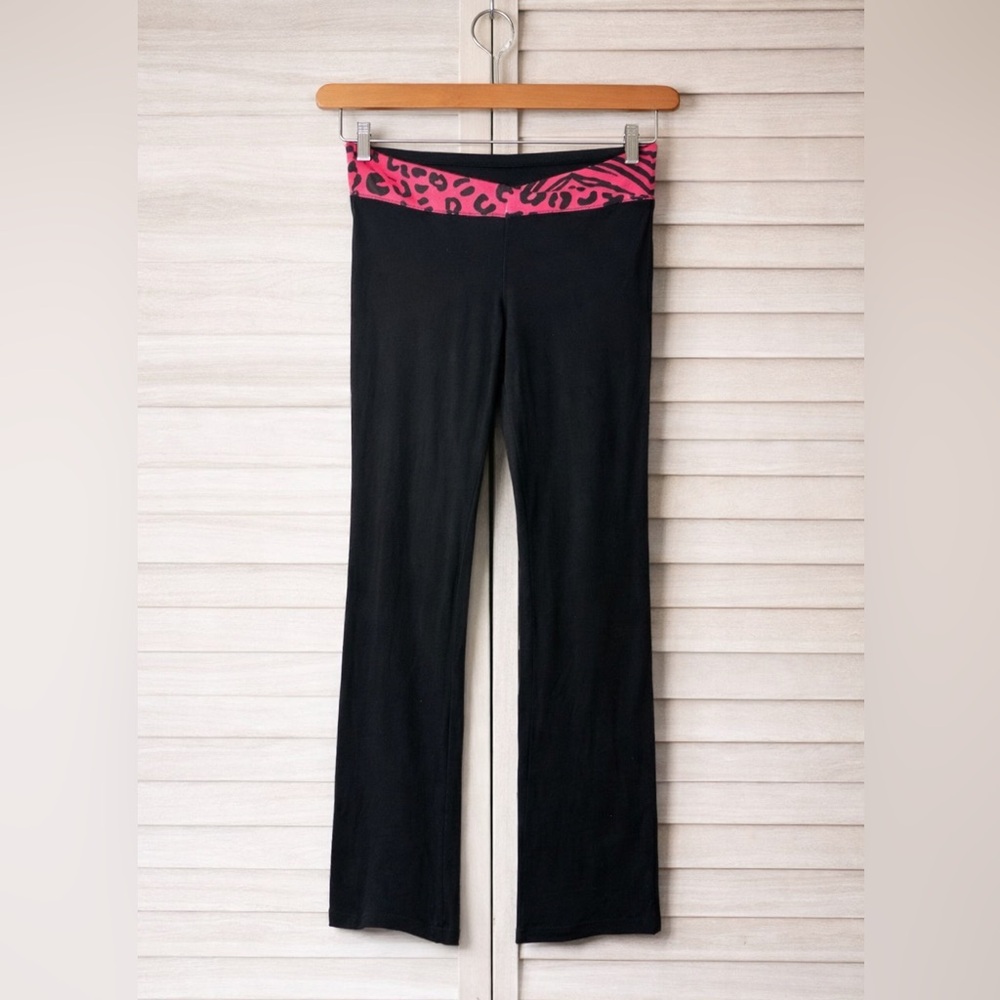 PINK Victoria’s Secret Y2K low Rise V Yoga Pants M Black Pink Leopard Flare